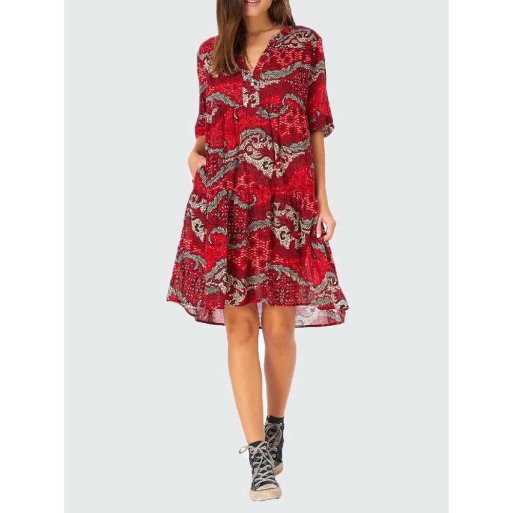 Xirena “Billie” red paisley printed half-sleeve v-neck knee-length dress (S)